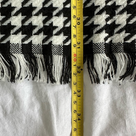 ✨ SOLD ✨ EUC Akira Chicago Red Label Black White Houndstooth Fringe Long Scarf - Picture 8 of 8